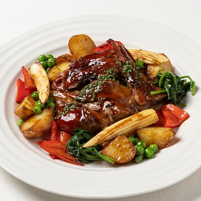 Томленая лопатка ягненка с овощами и соусом дзадзики в Gallery to go по цене 1890 ₽