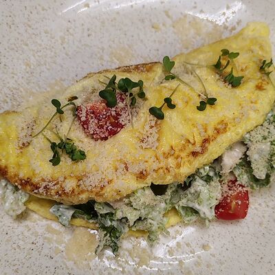 Омлет цезарь с куриным филе в Моне по цене 450 ₽