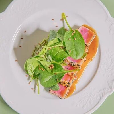 Стейк из тунца с гуакамоле и шпинатомв Истина по цене 820 ₽