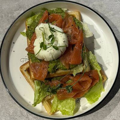 Венская вафля с лососем и соусом пестов Брусена по цене 680 ₽