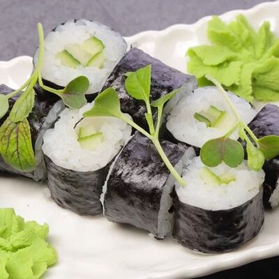 Ролл Сяки-маки с огурцом в Mir love по цене 308 ₽