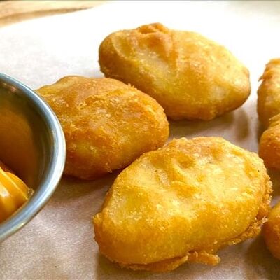 Наггетсы куриные с соусом в Генрих и Генриетта по цене 280 ₽