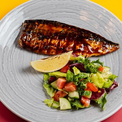 Филе скумбрии на гриле с зеленым салатом и соусом Терияки в Лебовски Пицца и Боулинг по цене 760 ₽