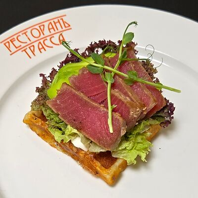 Вафля картофельная с тунцом и авокадо в Трасса по цене 500 ₽