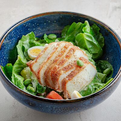 Салат с копченым судаком и соусом лемонграсс в Иван да Марья по цене 840 ₽