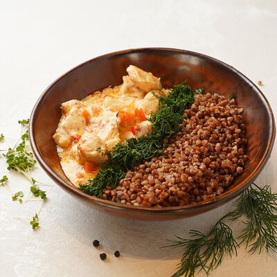 Гречневая каша с куриной грудкой в сливочно-сырном соусе в Мама Краснодар по цене 355 ₽