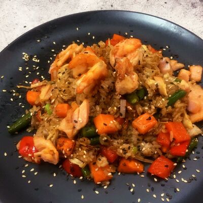 Рис с креветкой и лососем под соусом терияки в Суши Мастер по цене 389 ₽