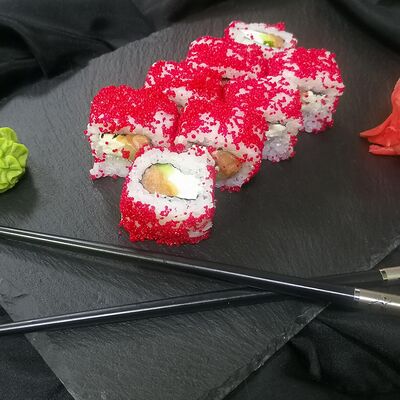 Ролл Калифорния с лососем в Sushiko по цене 699 ₽