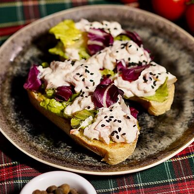 Брускетта с креветками в Harats pub по цене 460 ₽