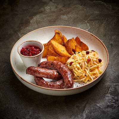 Копченая колбаса из оленины с картофелем и салатом коул слоу в Корчма по цене 790