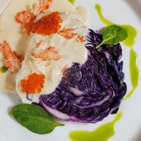 Печёный стейк из красной капусты в икорном соусе с камчатским крабом в AGATA