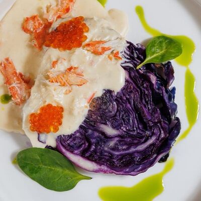 Печёный стейк из красной капусты в икорном соусе с камчатским крабом в AGATA по цене 1120 ₽