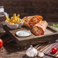 BBQ Шаверма с куриной грудкой на гриле на тарелке в BBQ Night