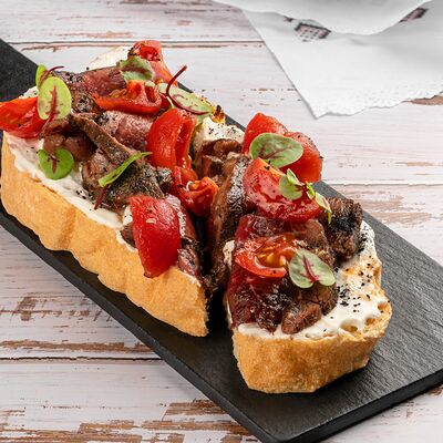 Брускетта с ростбифом в Три лося по цене 650 ₽