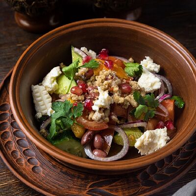 Салат по-грузински в Хинкальная Сациви по цене 680 ₽