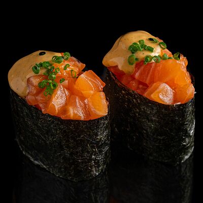 Гункан с лососем в Lucky fish по цене 110 ₽