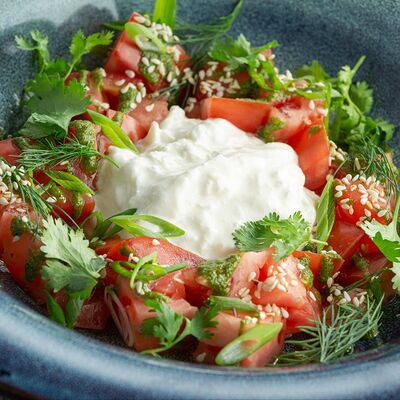 Салат из томатов в соусе песто со страчателлой  в Иван да Марья по цене 790 ₽