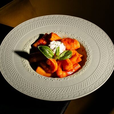 Паста ригатони в томатном соусе с креветками и страчателой в Юность по цене 850 ₽