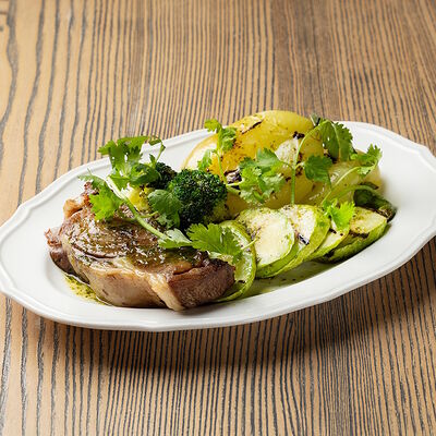 Томленая лопатка ягненка с овощами гриль и соусом чимичурри в Онегин дача по цене 2190 ₽