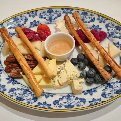 Сырная тарелкав Ivanka по цене 8280 ₽