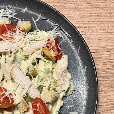 Салат Цезарь в Соло пицца по цене 439 ₽