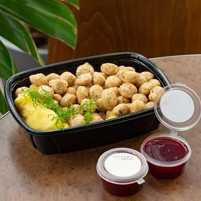 Фрикадельки с пюре и брусникой в Стекляшка по цене 1990 ₽