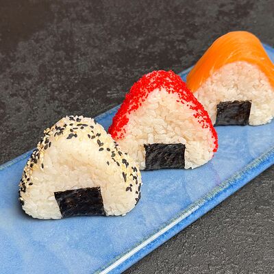 Онигири филадельфия 1 шт. в Лосось Sushi & Oysters по цене 290 ₽
