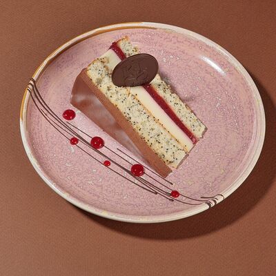 Маковое пирожное с кокосом в Kiss по цене 165