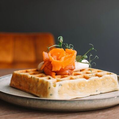 Вафля шпинатная с лососем и творожным сыром в Локация кофе по цене 550 ₽