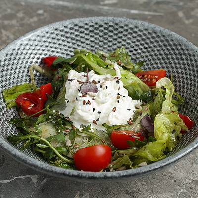 Салат со страчателлой в FRIENDLOUNGE по цене 640 ₽