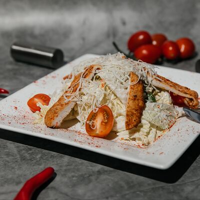 Салат Цезарь с курицей в Doner home по цене 460 ₽