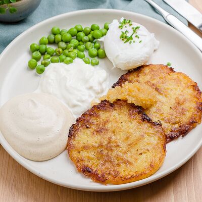 Драники с щучьей икрой, яйцом пашот, сыром страчателла и луковым муссом в Цапля по цене 620 ₽