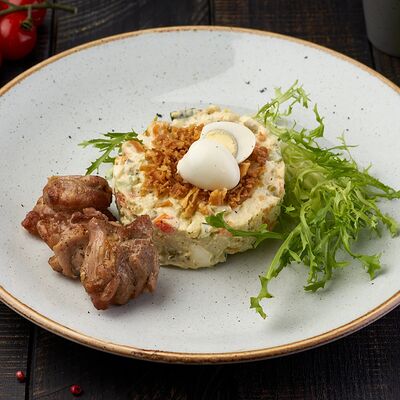 Оливье с цыпленком гриль и перепелиным яйцом в Колхида Palace по цене 575