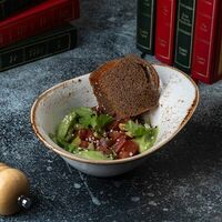 Тартар из тунца с яблочной горчицей в McKey Pub & Restauraunt