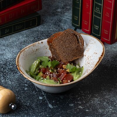 Тартар из тунца с яблочной горчицей в McKey Pub & Restauraunt по цене 690 ₽