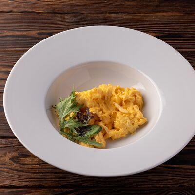 Скрэмбл из 3 яиц в Luciano по цене 390 ₽