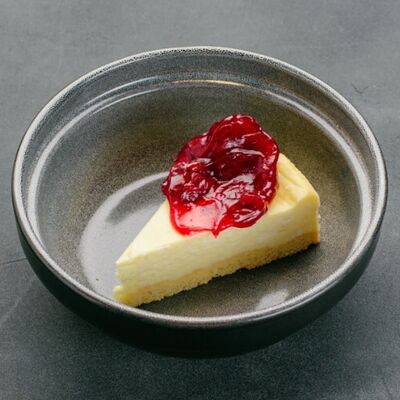 Чизкейк с вишневым соусом в Ронни бургер-клуб по цене 370 ₽