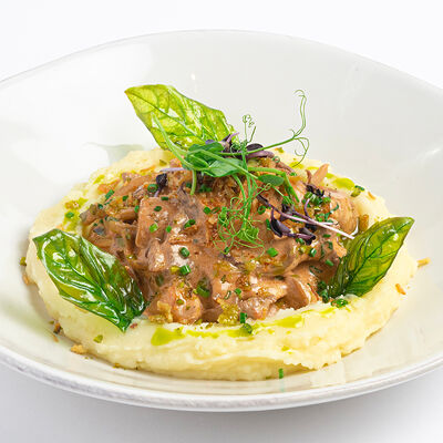 Бефстроганов с белыми грибами и пюре в Udcкафе Upside Down Cake по цене 1390 ₽