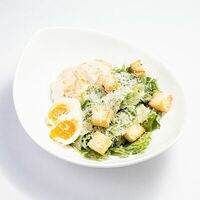 Цезарь с курицей в Bambini bar
