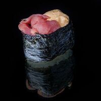 Гункан с тунцом в Tropical Sushi