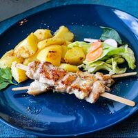 Жареный куриный шашлычок с картофелем в Бусинка
