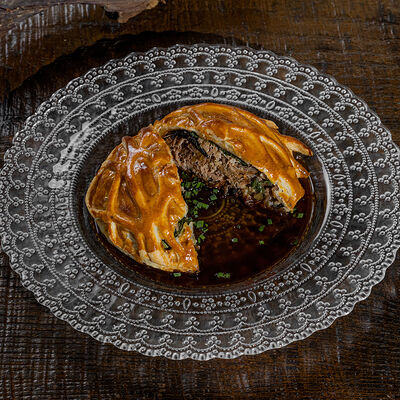 Кулебяка с томленым гусем и черными лисичкамив Гусь в яблоках по цене 1070 ₽