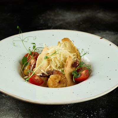 Салат Цезарь с креветкой в Арт по цене 650 ₽