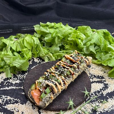 Хот-дог с копченый лососем в Много пиццы по цене 610 ₽