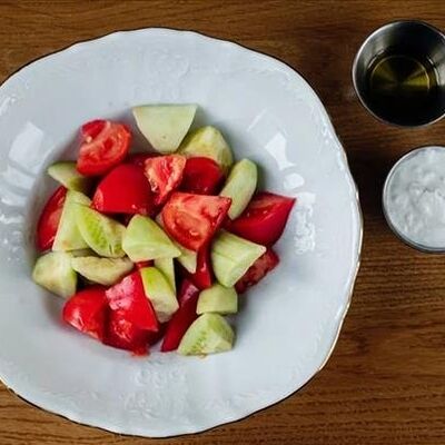 Овощной салатик с томатами, огурцом в Lucky Duck по цене 530 ₽