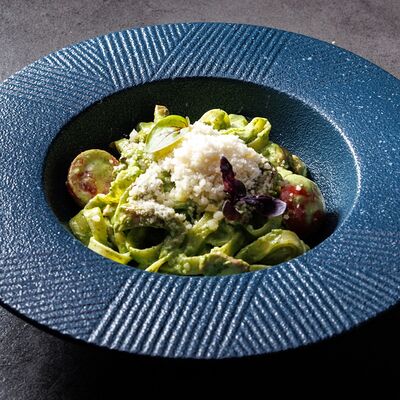 Фетучине с курицей и соусом пестов Mono по цене 750 ₽