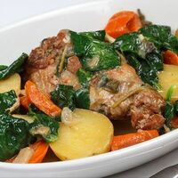 Тушёная ножка кролика с овощами, картофелем и шпинатом в Мария Санта