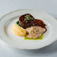 Говяжья вырезка с кремом из Фуа-гра, демигласом и трюфельным масломв Ресторан More