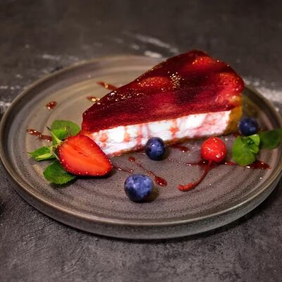 Чизкейк клубничный в Шато Манави по цене 550 ₽