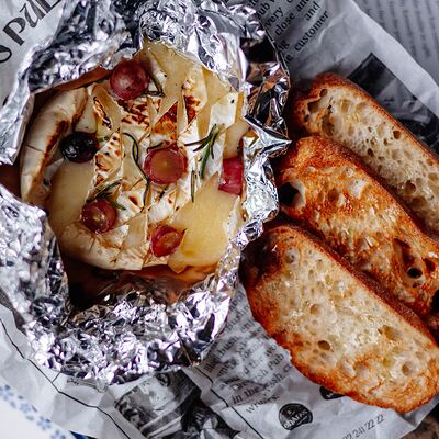 Камамбер, запеченный на гриле, с травами и виноградом в Охара по цене 870 ₽